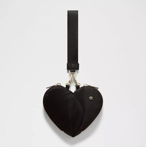 *NWT* LULULEMON Heart Dual Pouch Wristlet In Black